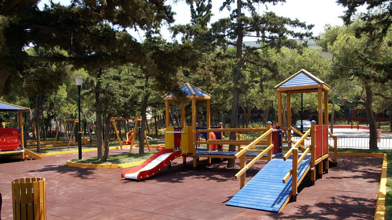 Ανοίγουν 12 παιδικές χαρές που ανακατασκευάστηκαν από τον δήμο Πειραιά
