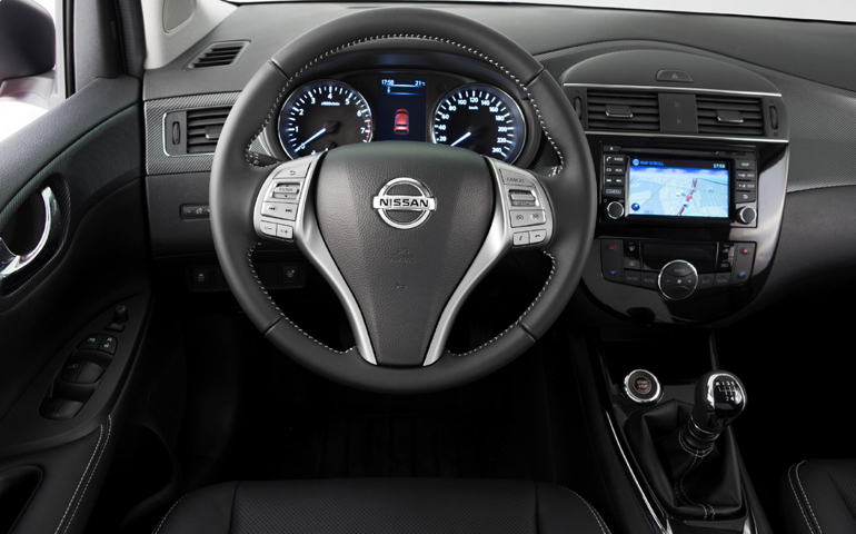 Κλασική καμπίνα Nissan, με έμφαση στην ποιότητα, την ευρυχωρία και την πρακτικότητα