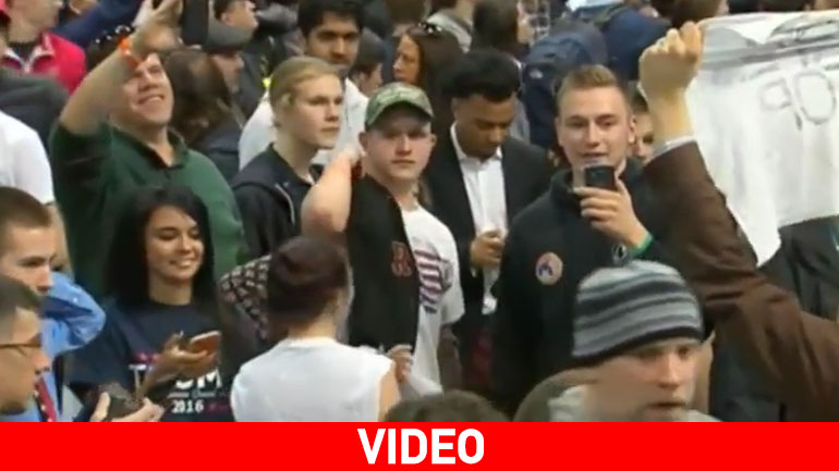 Επεισόδια και ξύλο στην ομιλία του Τραμπ στο Σικάγο- Αναβλήθηκε επ’ αόριστον Επεισόδια και ξύλο στην ομιλία του Τραμπ στο Σικάγο- Αναβλήθηκε επ’ αόριστον