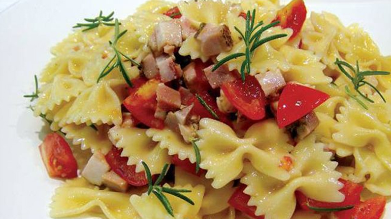 Πολύχρωμη, δροσερή σαλάτα με φαρφάλες και λαχανικά