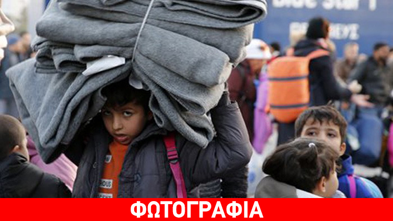 Η κυβέρνηση μοιράζει φέιγ βολάν σε πρόσφυγες