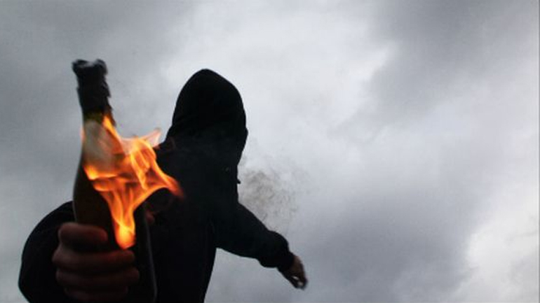 Πέταξαν μολότοφ σε διμοιρία των ΜΑΤ στο κέντρο της Αθήνας