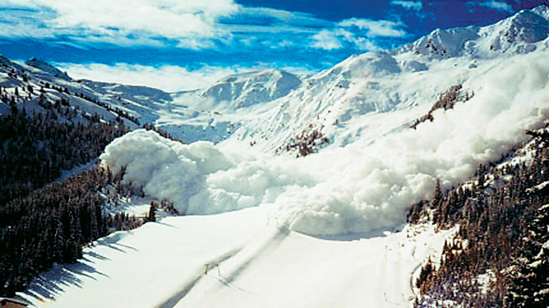 Τεράστια χιονοστιβάδα στη βόρεια Ιταλία – Φόβοι ότι καταπλάκωσε σκιέρ