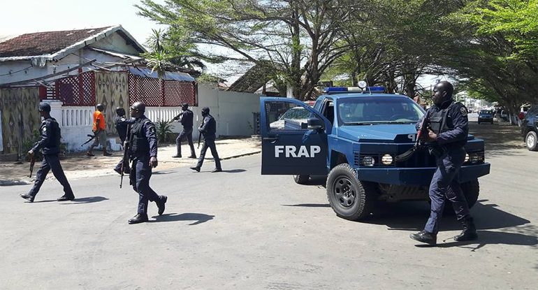 Αστυνομικοί καταφθάνουν στο σημείο της επίθεσης