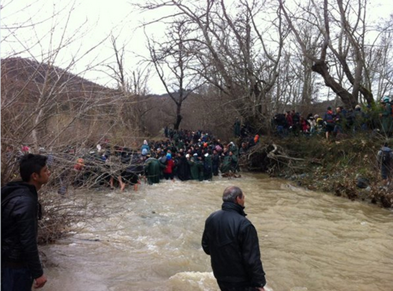 Εκατοντάδες πρόσφυγες στο ποτάμι