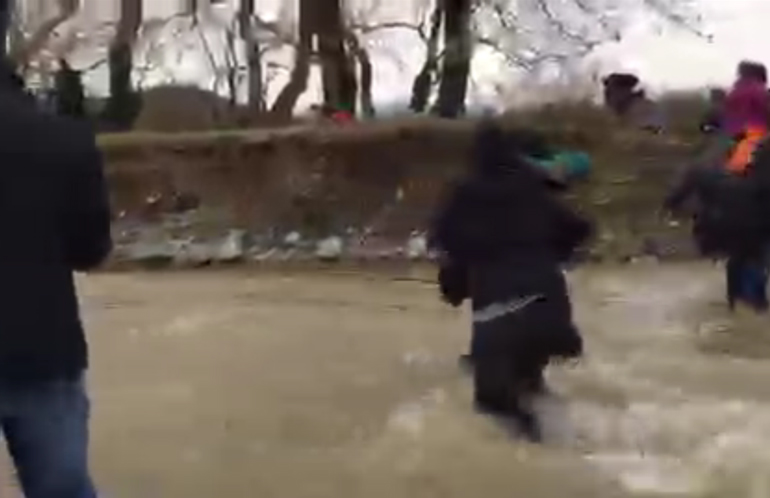 Καρέ από τη στιγμή που περνούν το ποτάμι