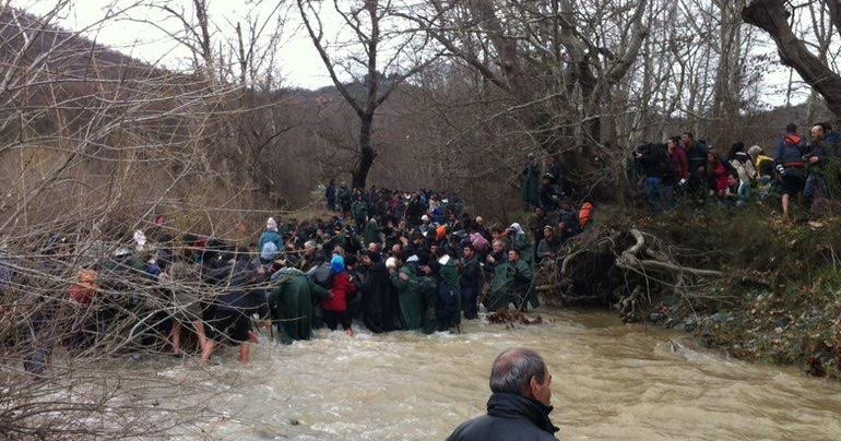 Κρατώντας ένα σχοινί προσπαθούν, ο ένας πίσω από τον άλλο, να περάσουν ένα ποτάμι λίγα μέτρα από τα σύνορα, περίπου 500 πρόσφυγες που ξεκίνησαν από τον καταυλισμό της Ειδομένης αποφασισμένοι να φτάσουν στην ΠΓΔΜ, με κίνδυνο να παρασυρθούν από τα ορμητικά νερά