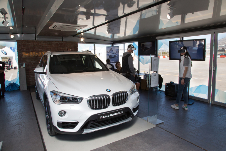 Με τα ειδικά γυαλιά βλέπεις τρισδιάστατα την παρουσίαση του μοντέλου της BMW...