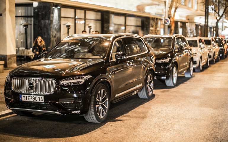 Τα Volvo XC90 παρατεταγμένα στη σειρά...
