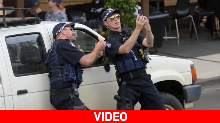 «Αστυνομικοί» βγάζουν selfie και μοιράζουν δώρα…