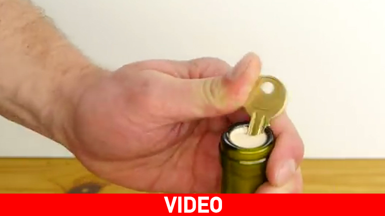 Πώς να ανοίξετε ένα μπουκάλι κρασί χρησιμοποιώντας απλό κλειδί;