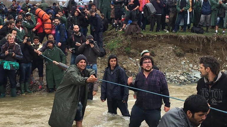 Πρόσφυγες προσπαθούν να περάσουν τον φράχτη