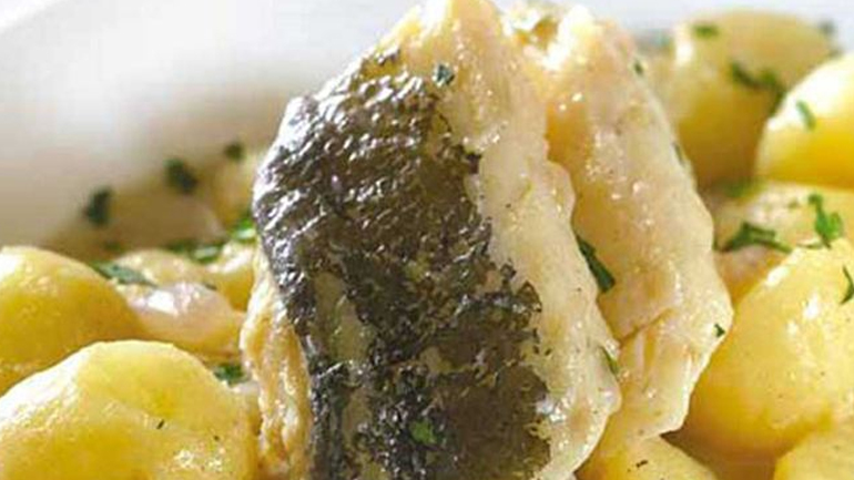 Μπακαλιάρος στον φούρνο με πατάτες λεμονάτες