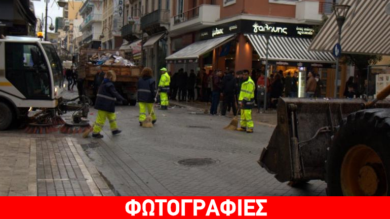 Πάτρα: Συνεργεία του δήμου καθαρίζουν τους δρόμους μετά το καρναβάλι