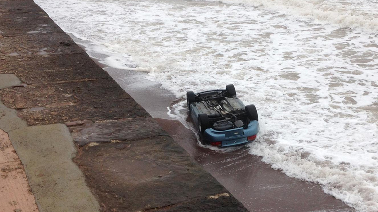 Αυτοκίνητο έπεσε στο λιμάνι του Μούδρου