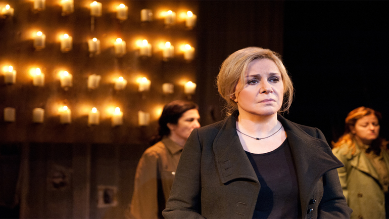 «Πού είναι η μάνα σου μωρή» της Δήμητρας Πέτρουλα στο θέατρο «Vault»