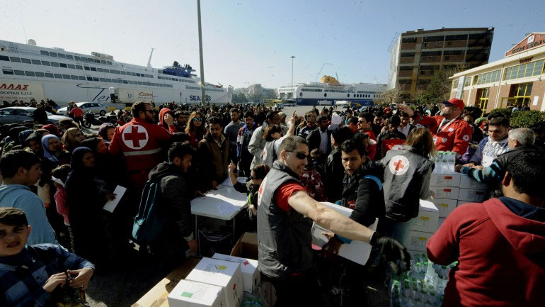 Σε προσωρινά κέντρα φιλοξενίας 200 πρόσφυγες από το λιμάνι του Πειραιά