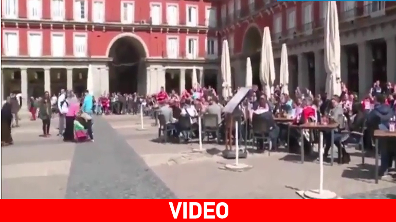 Ντροπή: Οπαδοί της Αϊντχόφεν διασκεδάζουν πετώντας κέρματα σε πρόσφυγες