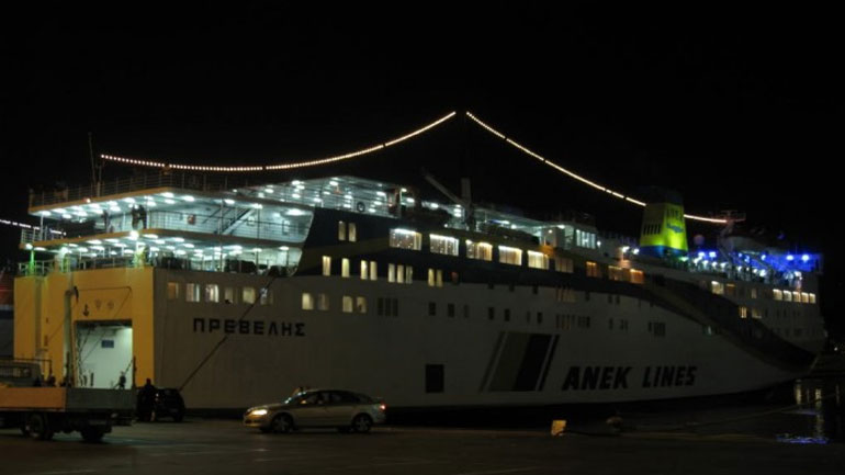 Το «Πρέβελη» παρέμεινε στο λιμάνι Ηρακλείου λόγω καιρού