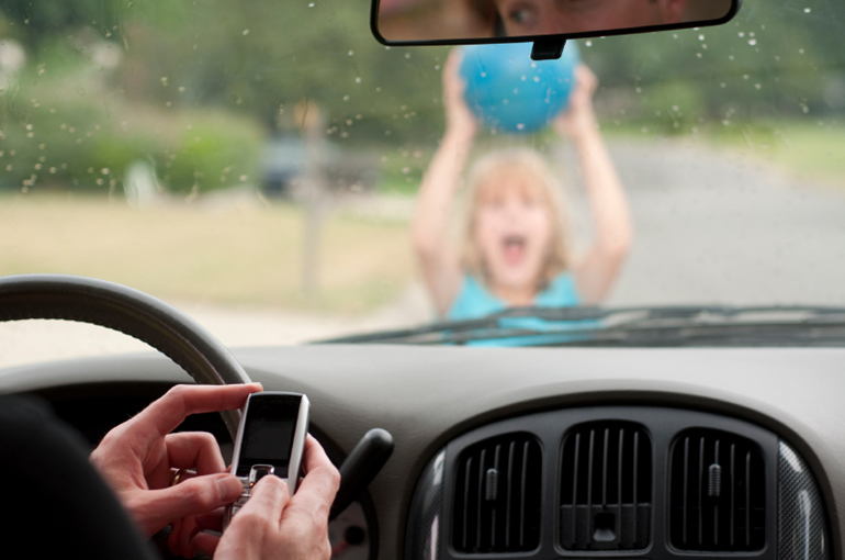 Τεράστιους κινδύνους εγκυμονεί η συγγραφή μηνυμάτων στο κινητό όταν οδηγούμε... 