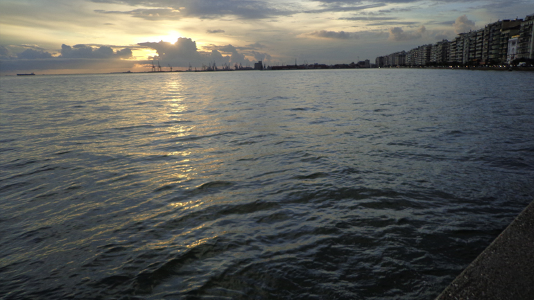 Θεσσαλονίκη: Στο νοσοκομείο 79χρονος που έπεσε στον Θερμαϊκό