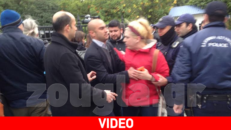 Μία φαν της Τζολί προκαλεί αναστάτωση έξω από το Μαξίμου