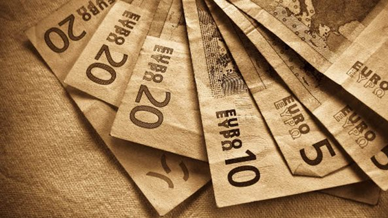 Χειροπέδες σε εφοριακό για κατάχρηση 6 εκατομμυρίων ευρώ