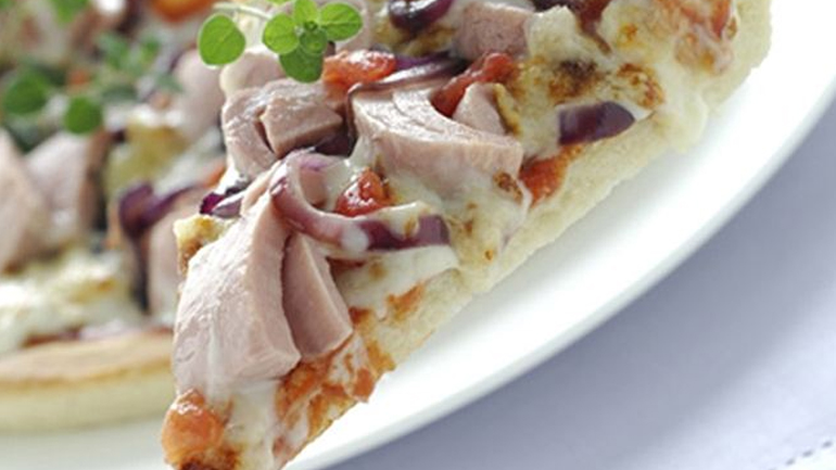 Μεσογειακή πίτσα με τόνο