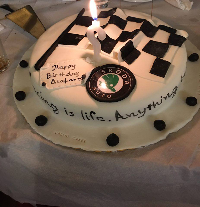 Το πάρτι γενεθλίων συμπεριλάμβανε και... κανονική τούρτα!