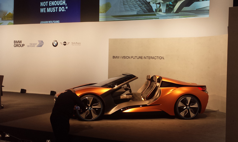 Το πρωτότυπο i8 roadster πήρε πρώτο θέση πάνω στη σκηνή