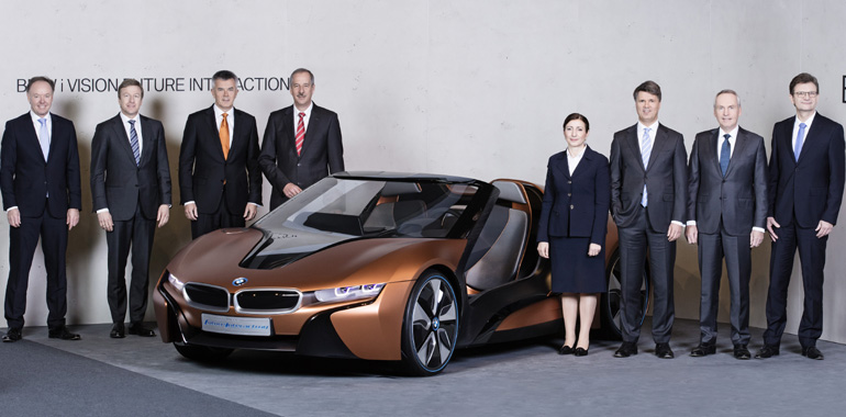 Τα μέλη του Δ.Σ. ποζάρουν δίπλα στο πρωτότυπο i8 roadster