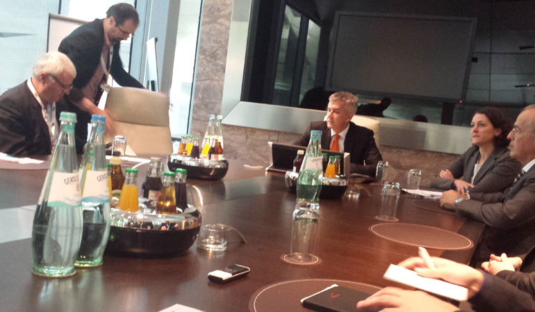 Στην αίθουσα συσκέψεων με τον Peter Schwarzenbauer