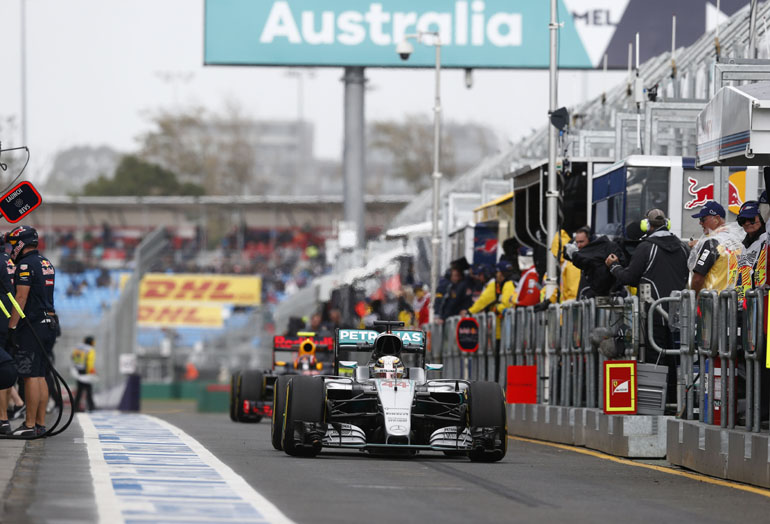 Η Formula 1 ξεκίνησε σήμερα στην Αυστραλία με τις ελεύθερες δοκιμές στις οποίες ο Hamilton με Mercedes ήταν ο πιο γρήγορος και στα δύο σκέλη