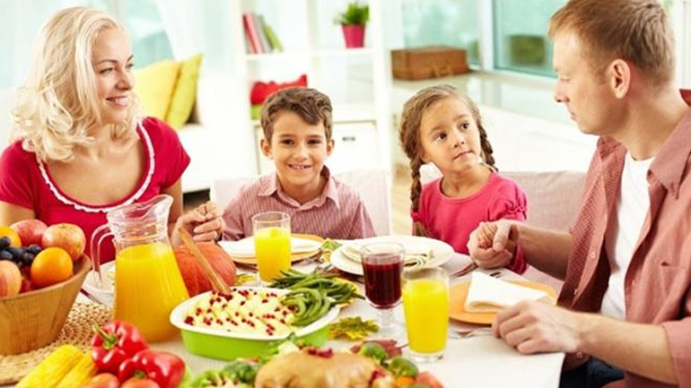 Οι καλοί τρόποι από το τραπέζι φαίνονται!