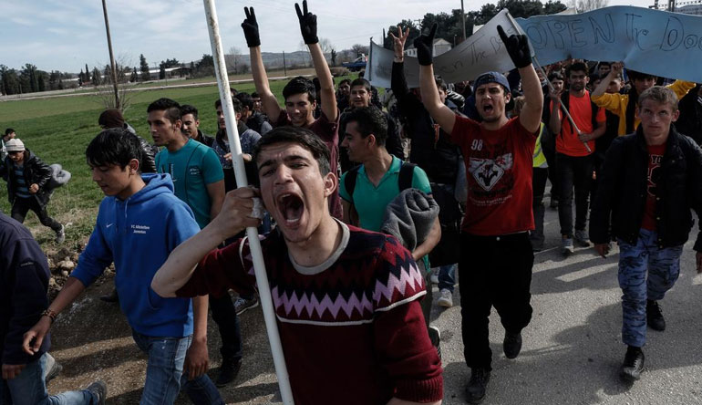 Διαμαρτυρία προσφύγων στην ουδέτερη ζώνη Ελλάδας-ΠΓΔΜ