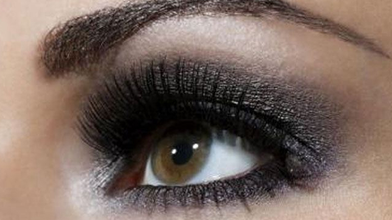 Πώς να κάνετε μόνη σας smokey eyes