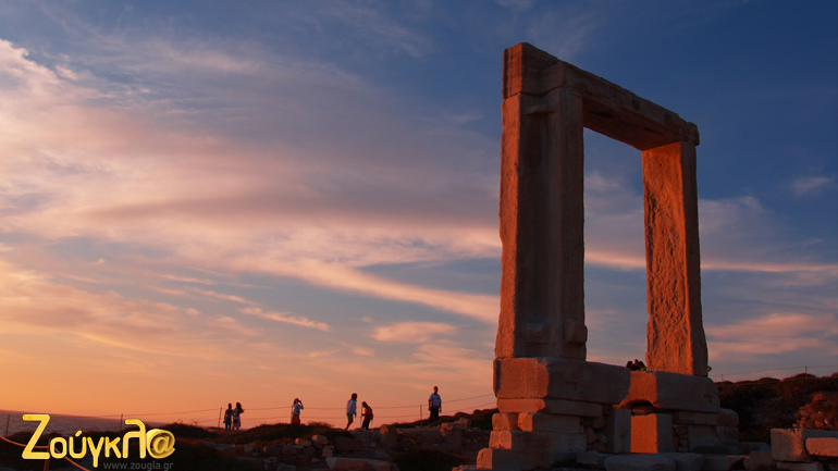 Η Νάξος με την επιβλητική Πορτάρα