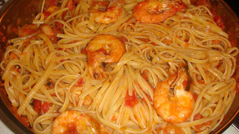 Μακαρόνια με γαρίδες και κολοκυθάκια