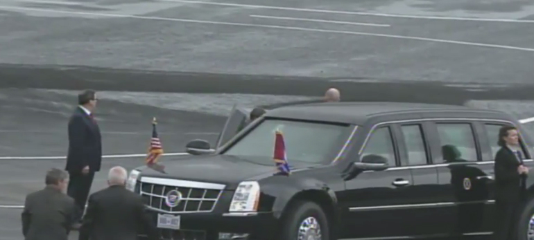 Συνοδευόμενος από τη σύζυγό του Μισέλ και τις δύο κόρες τους Μαλία και Σάσα, ο Ομπάμα επιδιώκει με την επίσκεψή του αυτή έναν διπλό στόχο: να έρθει σε επαφή με τον κουβανικό λαό και να σταθεροποιήσει τη θεαματική προσέγγιση που άρχισε στα τέλη του 2014 με την Κούβα του Ραούλ Κάστρο