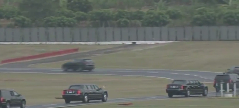 Η αυτοκινητοπομπή: Διακρίνεται το 'τέρας' (η τεθωρακισμένη Cadillac)