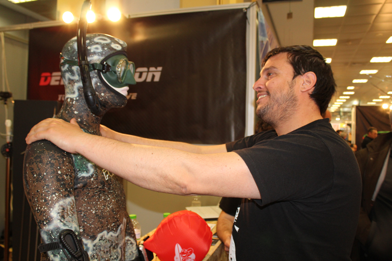 'Όταν μεγαλώσω θέλω να σου μοιάσω'... Όπως θα δείτε στο παρακάτω αφιέρωμα η φετινή έκθεση είχε πολλά αξεσουάρ για δύτες!