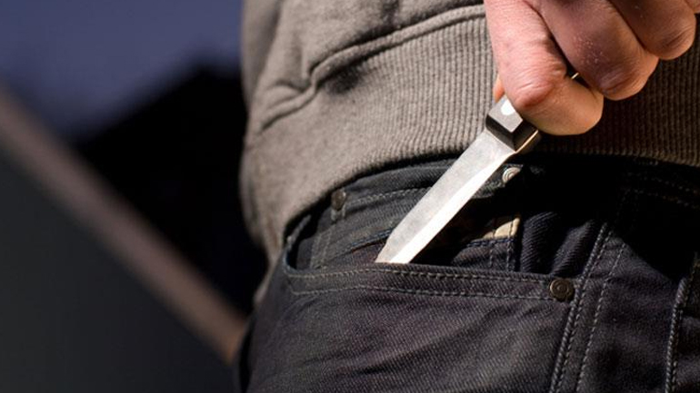 Την απείλησε με μαχαίρι για να της πάρει το κινητό και 250 ευρώ Την απείλησε με μαχαίρι για να της πάρει το κινητό και 250 ευρώ