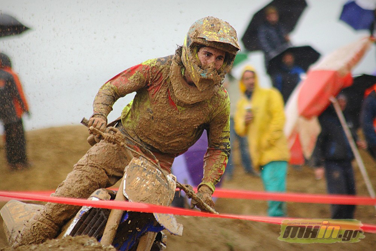 Η αγωνια από την υπερπροσπάθεια χαραγμένη στο πρόσωπο του αναβάτη...