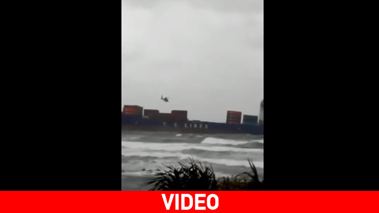 Ελικόπτερο πέφτει στη θάλασσα δίπλα σε προσαραγμένο πλοίο!