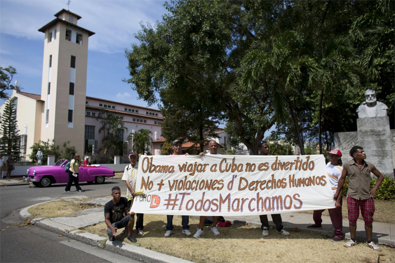 Διαδηλωτές υπέρ των ανθρωπίνων δικαιωμάτων υποδέχονται τον Αμερικανό πρόεδρο