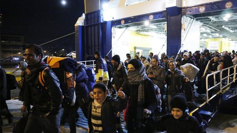 Προσπάθειες για αποσυμφόρηση του Πειραιά – Τουλάχιστον 5.000 πρόσφυγες στο λιμάνι