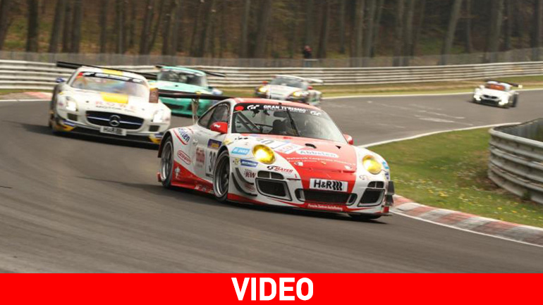 Γυναίκα παραδίδει μαθήματα οδήγησης στην πίστα