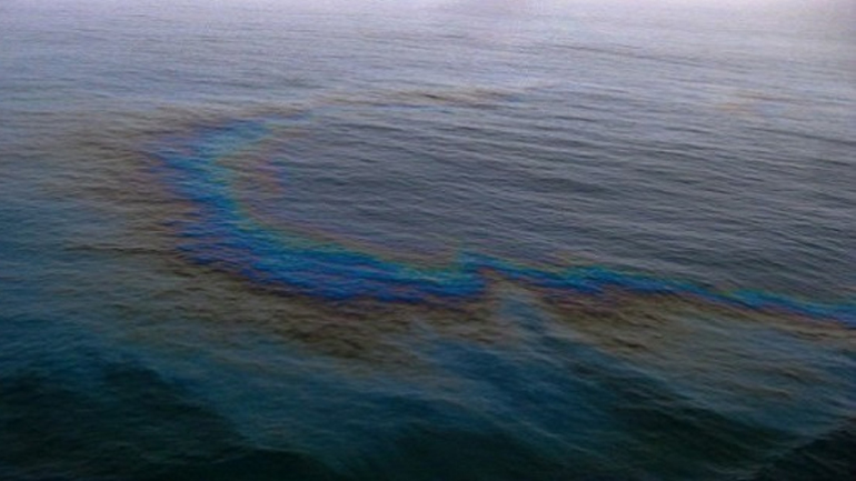 Θαλάσσια ρύπανση από φορτηγό πλοίο στο αγκυροβόλιο του Πειραιά