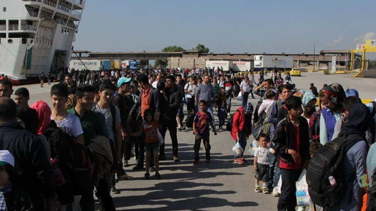 Σε Πειραιά και Ελευσίνα δύο πλοία με 2.000 μετανάστες και πρόσφυγες