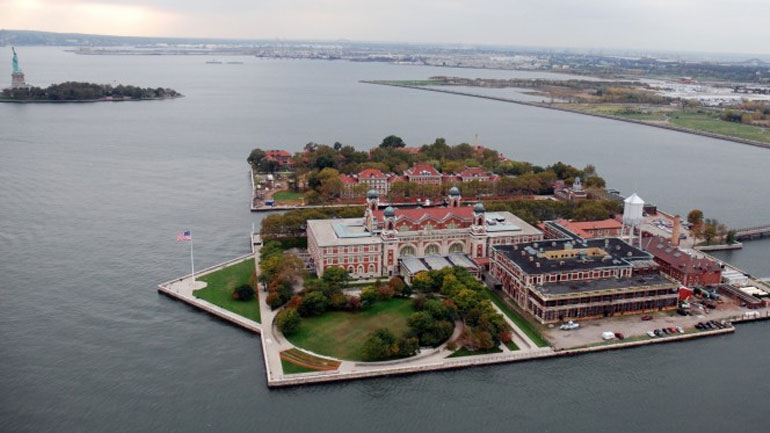 Ευρωπαίος αξιωματούχος: «Ο στόχος είναι πολλές νήσοι Ellis στην Ελλάδα» Ευρωπαίος αξιωματούχος: «Ο στόχος είναι πολλές νήσοι Ellis στην Ελλάδα»